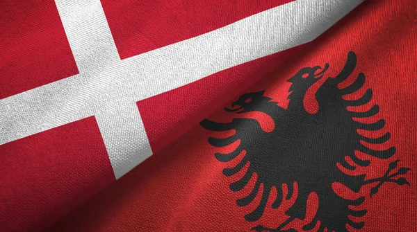 Dánsko a Albánie dvě vlajky textilní tkaniny, textura textilií — Stock fotografie
