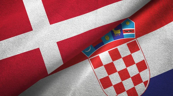 Dinamarca e Croácia duas bandeiras de pano têxtil, textura de tecido — Fotografia de Stock