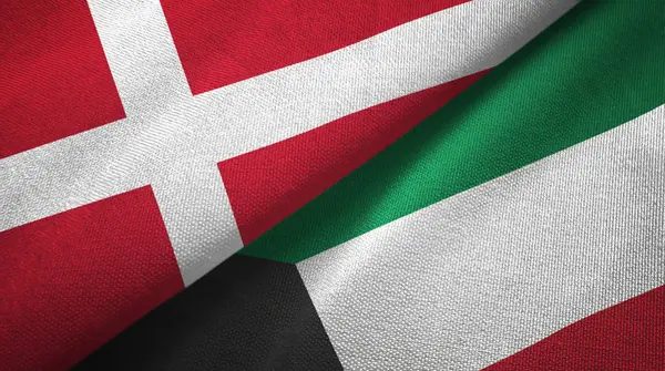 Denemarken en Koeweit twee vlaggen textiel doek, weefsel textuur — Stockfoto