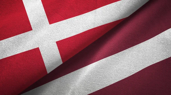 Dinamarca y Letonia dos banderas tela textil, textura de la tela —  Fotos de Stock