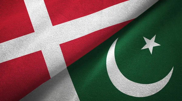 Denemarken en Pakistan twee vlaggen textiel doek, weefsel textuur — Stockfoto