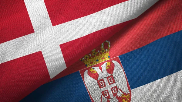 Данія і Сербія два прапори текстильна тканина, текстура тканини — стокове фото