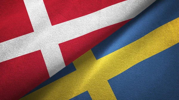 Dinamarca y Suecia dos banderas tela textil, textura de la tela —  Fotos de Stock