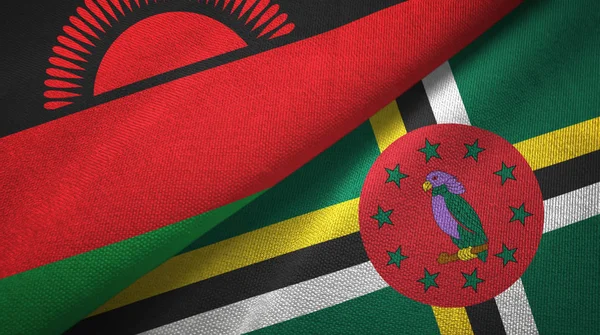 Malawi et Dominique deux drapeaux tissu textile, texture du tissu — Photo