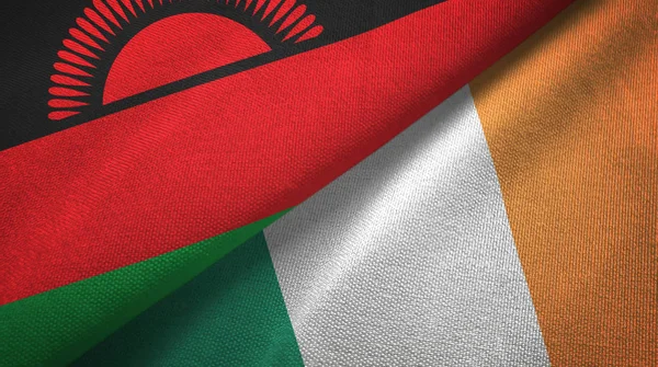 Malawi e Irlanda dos banderas tela textil, textura de la tela —  Fotos de Stock