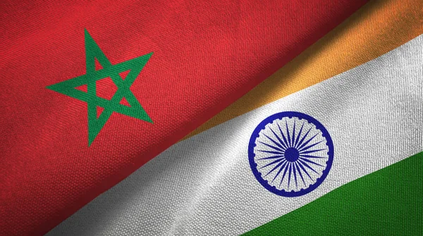 Maroc et Inde deux drapeaux tissu textile, texture du tissu — Photo