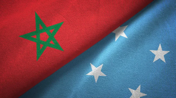 Marokko en Micronesië twee vlaggen textiel doek, stof textuur — Stockfoto