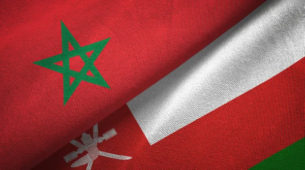 Marokko en Oman twee vlaggen textiel doek, stof textuur — Stockfoto
