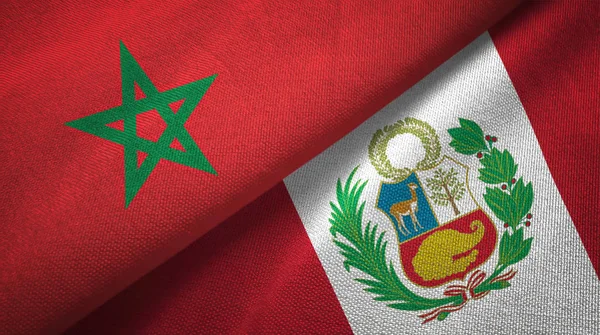 Marokko en Peru twee vlaggen textiel doek, weefsel textuur — Stockfoto
