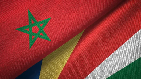 Marokko en de Seychellen twee vlaggen textiel doek, stof textuur — Stockfoto
