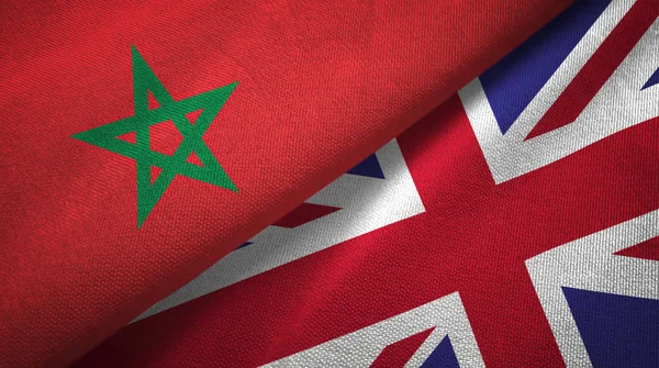 Marokko en Verenigd Koninkrijk twee vlaggen textiel doek, weefsel textuur — Stockfoto