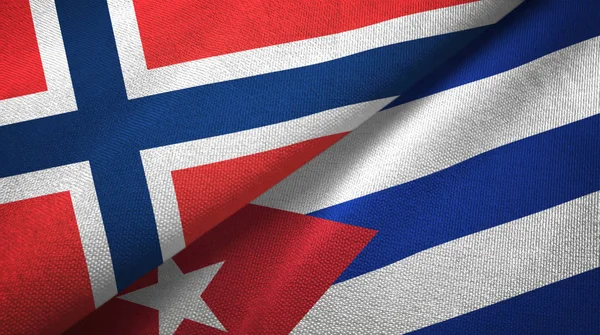 Noruega e Cuba duas bandeiras de pano têxtil, textura de tecido — Fotografia de Stock