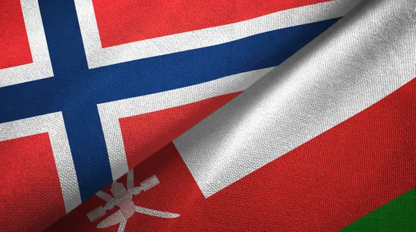 Norwegen und oman zwei Flaggen Textilstoff, Textiltextur — Stockfoto