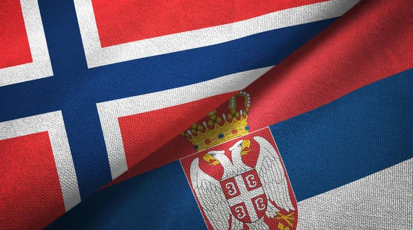 Noruega e Sérvia duas bandeiras pano têxtil, textura de tecido — Fotografia de Stock