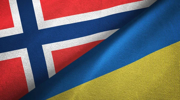 Noruega e Ucrânia duas bandeiras de pano têxtil, textura de tecido — Fotografia de Stock
