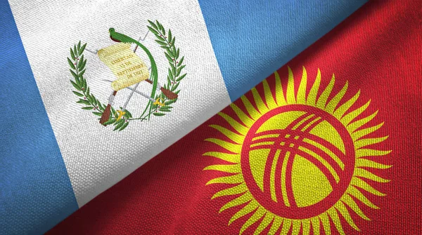 Guatemala y Kirguistán dos banderas tela textil, textura de la tela — Foto de Stock