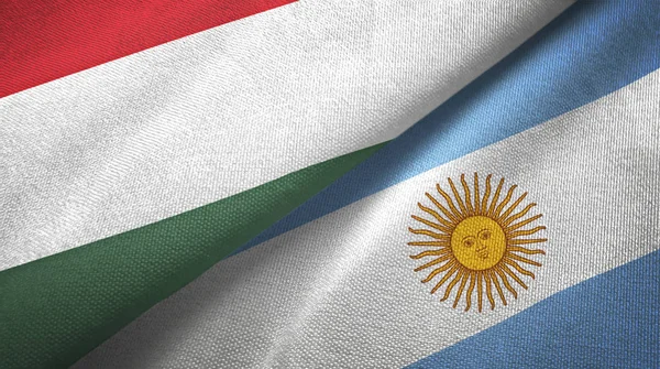 Ungern och Argentina två flaggor textil trasa, tyg konsistens — Stockfoto