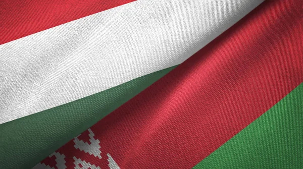 Hungria e Bielorrússia duas bandeiras tecido têxtil, textura de tecido — Fotografia de Stock