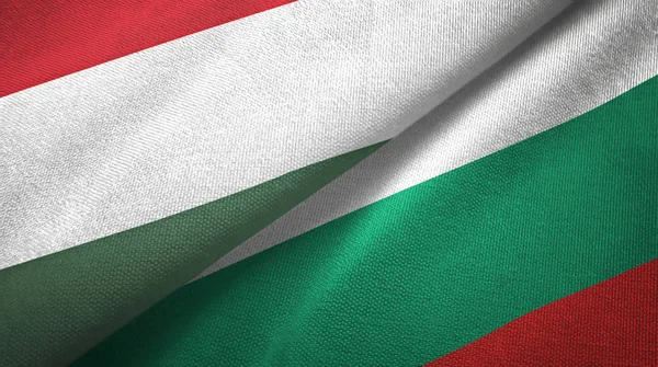 Hongrie et Bulgarie deux drapeaux tissu textile, texture du tissu — Photo
