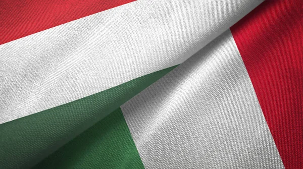 Hungria e Itália duas bandeiras de pano têxtil, textura de tecido — Fotografia de Stock
