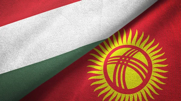 Hungría y Kirguistán dos banderas tela textil, textura de la tela — Foto de Stock