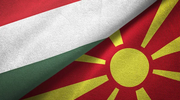 Hungría y Macedonia dos banderas tela textil, textura de la tela — Foto de Stock