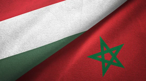 Hongrie et Maroc deux drapeaux tissu textile, texture du tissu — Photo