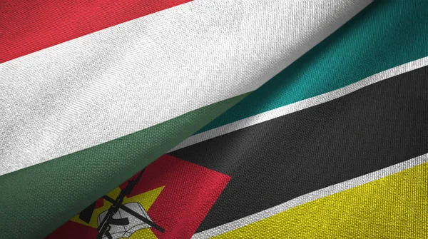 Hungria e Moçambique duas bandeiras pano têxtil, textura de tecido — Fotografia de Stock