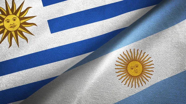 Uruguay och Argentina två flaggor textil trasa, tyg konsistens — Stockfoto