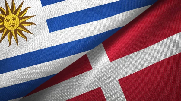 Uruguay y Dinamarca dos banderas tela textil, textura de la tela —  Fotos de Stock