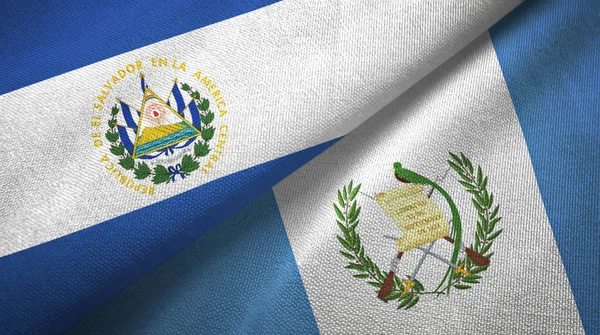 El Salvador e Guatemala due bandiere tessuto, tessitura del tessuto — Foto Stock