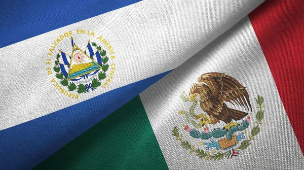 El Salvador y México dos banderas de tela textil, textura de tela — Foto de Stock