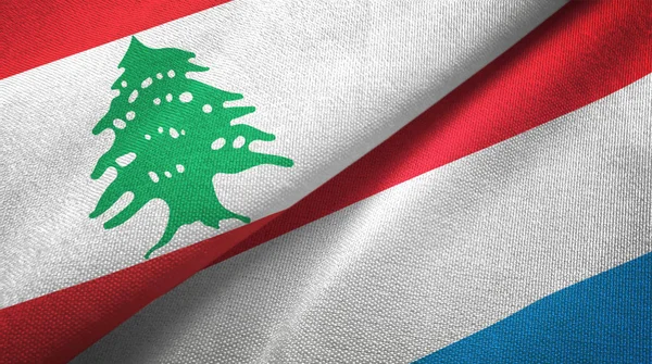 Liban et Luxembourg deux drapeaux tissu textile, texture du tissu — Photo