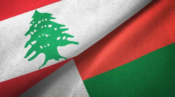 Liban et Madagascar deux drapeaux tissu textile, texture du tissu — Photo