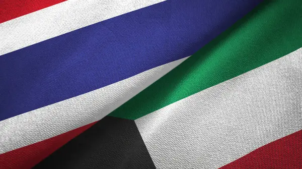 Tailândia e Kuwait duas bandeiras de pano têxtil, textura de tecido — Fotografia de Stock