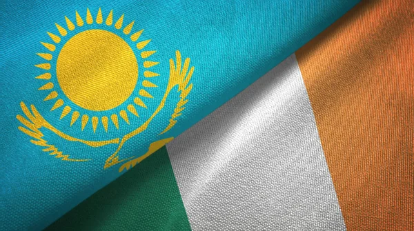 Kazakistan e Irlanda due bandiere tessuto, tessitura tessuto — Foto Stock
