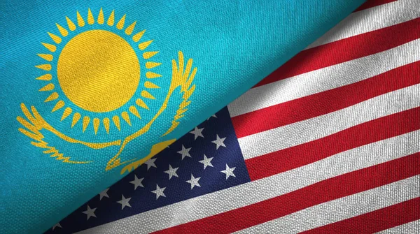 Kazajstán y Estados Unidos dos banderas tela textil, textura de la tela — Foto de Stock