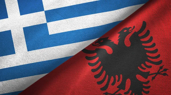 Griekenland en Albanië twee vlaggen textiel doek, weefsel textuur — Stockfoto