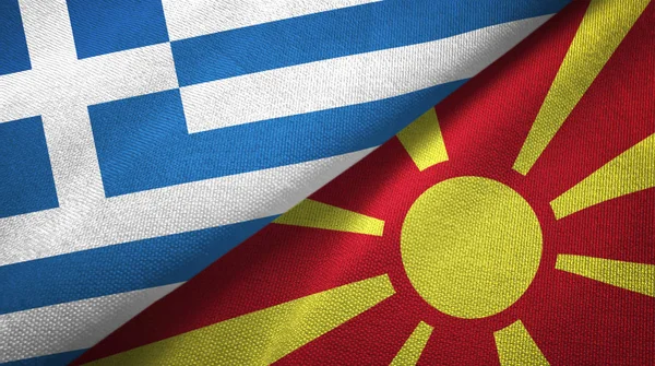 Griekenland en Macedonië twee vlaggen textiel doek, weefsel textuur — Stockfoto