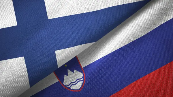 Finlandia i Słowenia dwie flagi tkanina tekstylna, tekstura tkaniny — Zdjęcie stockowe
