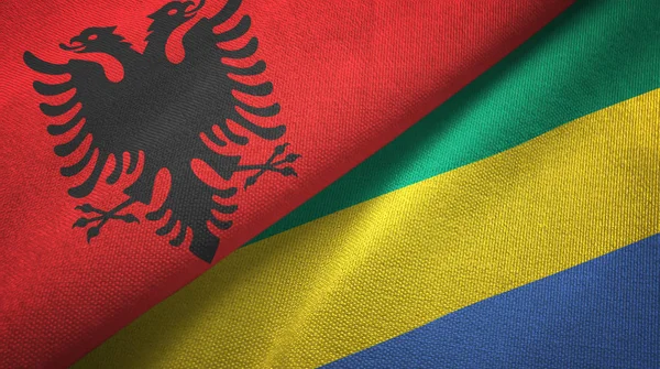 Albanië en Gabon twee vlaggen textiel doek, weefsel textuur — Stockfoto