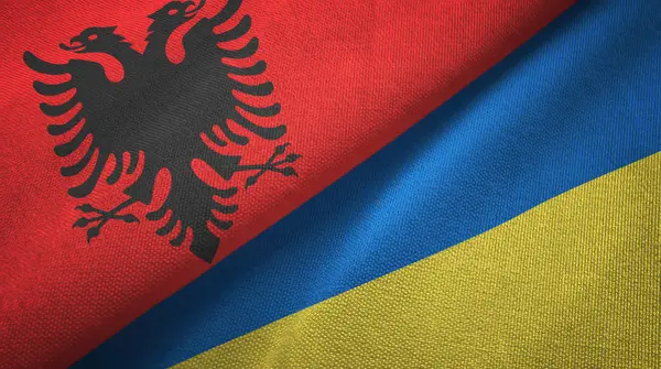 Albanië en Oekraïne twee vlaggen textiel doek, weefsel textuur — Stockfoto