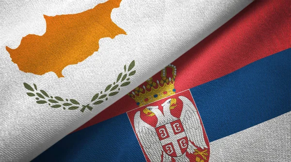 Chipre y Serbia dos banderas tela textil, textura de la tela —  Fotos de Stock