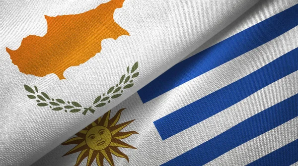 Chypre et l'Uruguay deux drapeaux tissu textile, texture du tissu — Photo