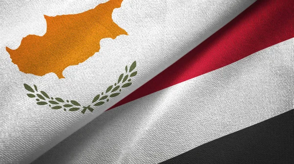 Η Κύπρος και η Υεμένη δύο σημαίες υφάνσιμα υφάσματα, υφή υφάσματος — Φωτογραφία Αρχείου