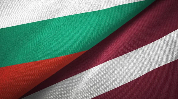 Bulgarije en Letland twee vlaggen textiel doek, weefsel textuur — Stockfoto