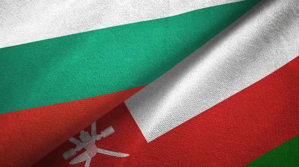 Bulgaristan ve Umman iki bayrak tekstil kumaş, kumaş doku — Stok fotoğraf
