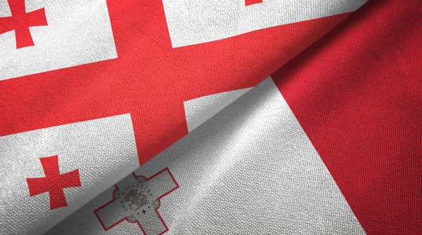 Geórgia e Malta duas bandeiras de pano têxtil, textura de tecido — Fotografia de Stock