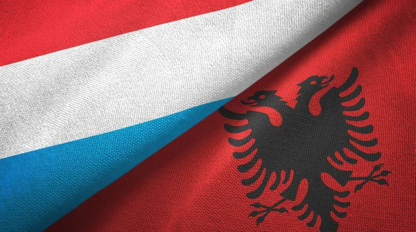 Luxemburg und Albanien zwei Flaggen Textilstoff, Textur — Stockfoto