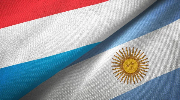 Luxemburg och Argentina två flaggor textil trasa, tyg konsistens — Stockfoto